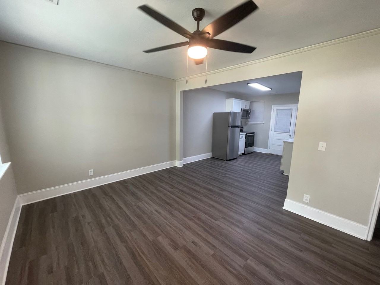 1016 Woodlawn Ave - Photo 2 of 9