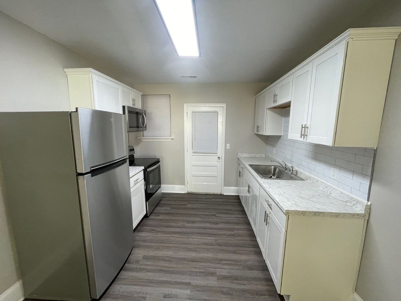 1016 Woodlawn Ave - Photo 3 of 9