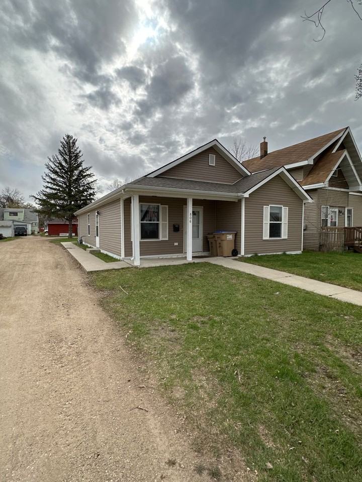 806 10th St Nw - Photo 2 of 3