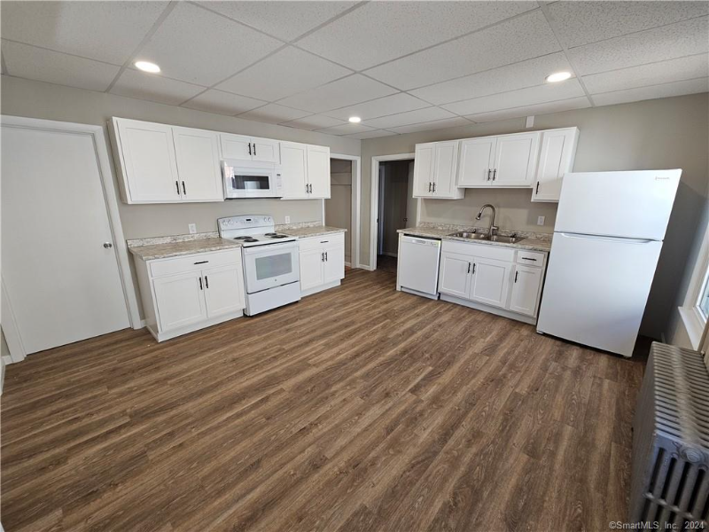 8 Thompson Ct #1 - Photo 2 of 5