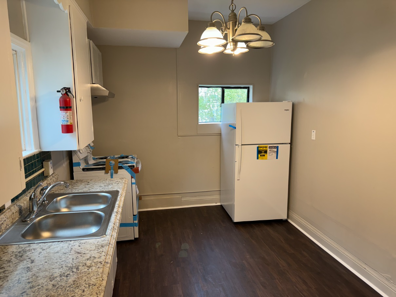 122 S Foster Ave - Photo 2 of 11