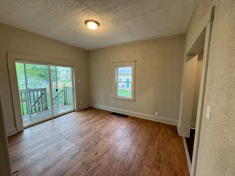 122 S Foster Ave - Photo 3 of 11