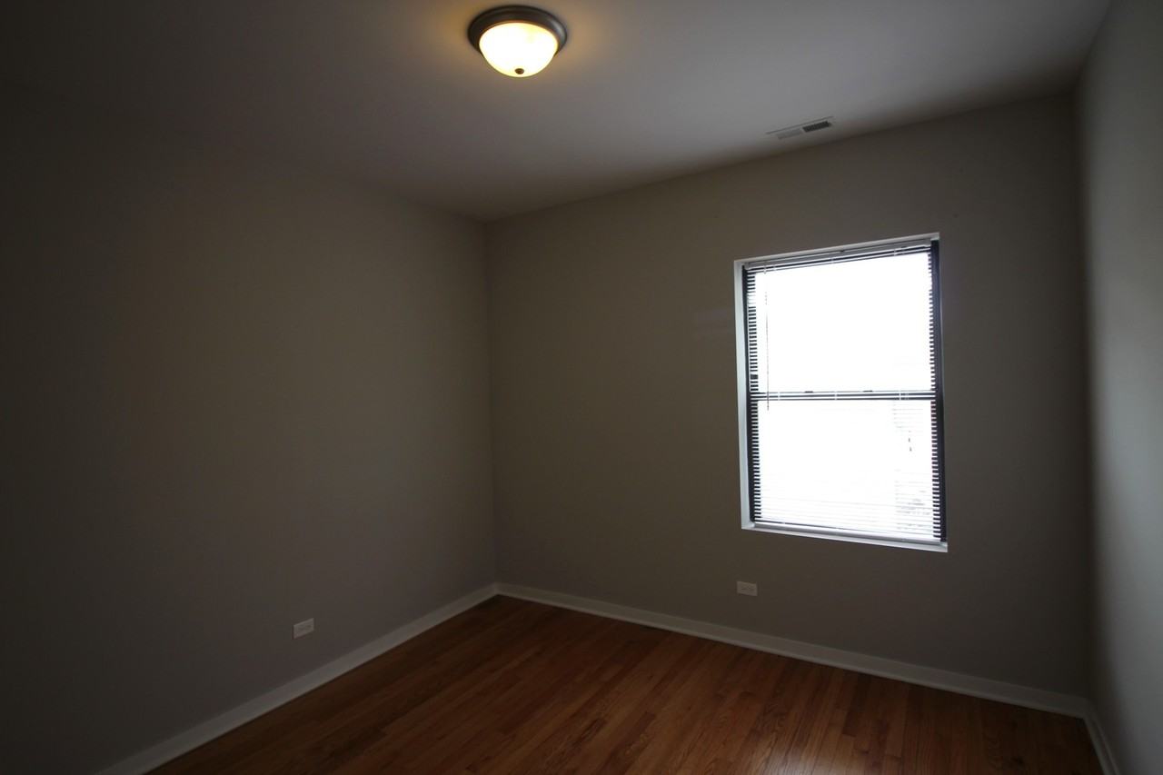 6449 N Claremont Ave #2 - Photo 4 of 9