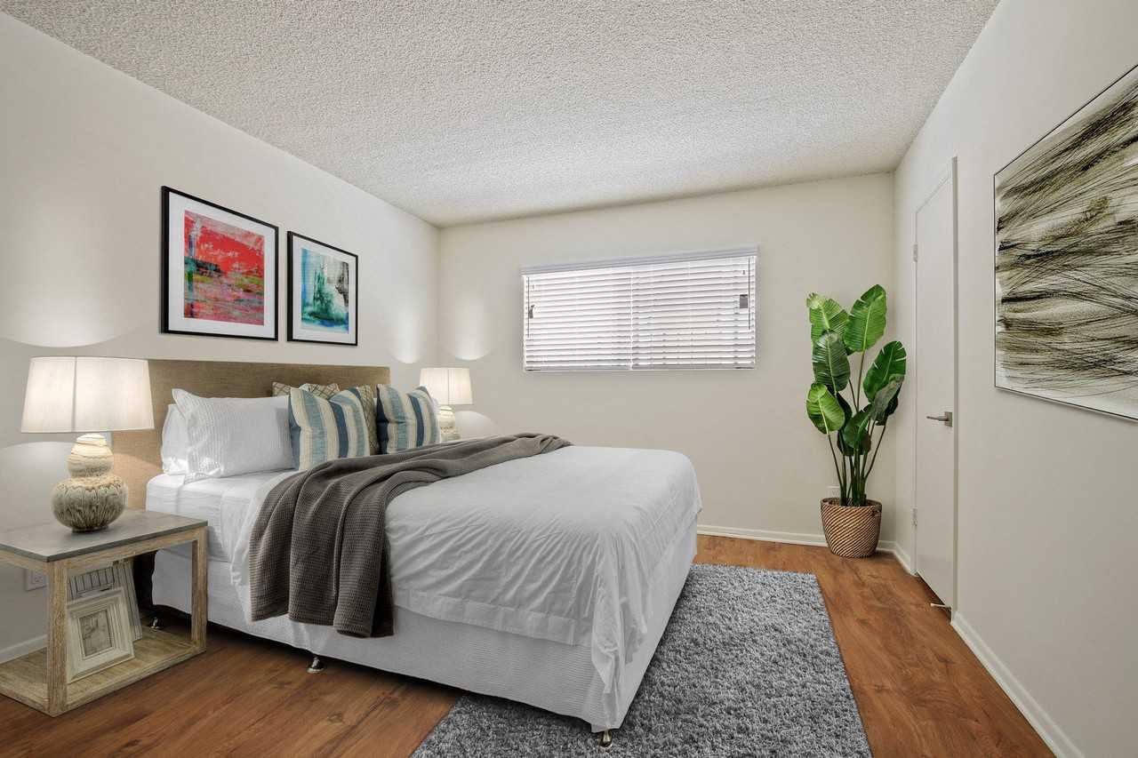 1342 Wellesley Ave - Photo 6 of 20