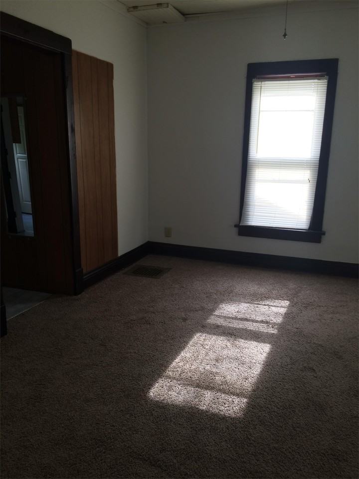 208 Lindale Ave - Photo 3 of 5