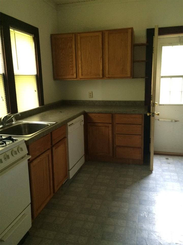 208 Lindale Ave - Photo 4 of 5