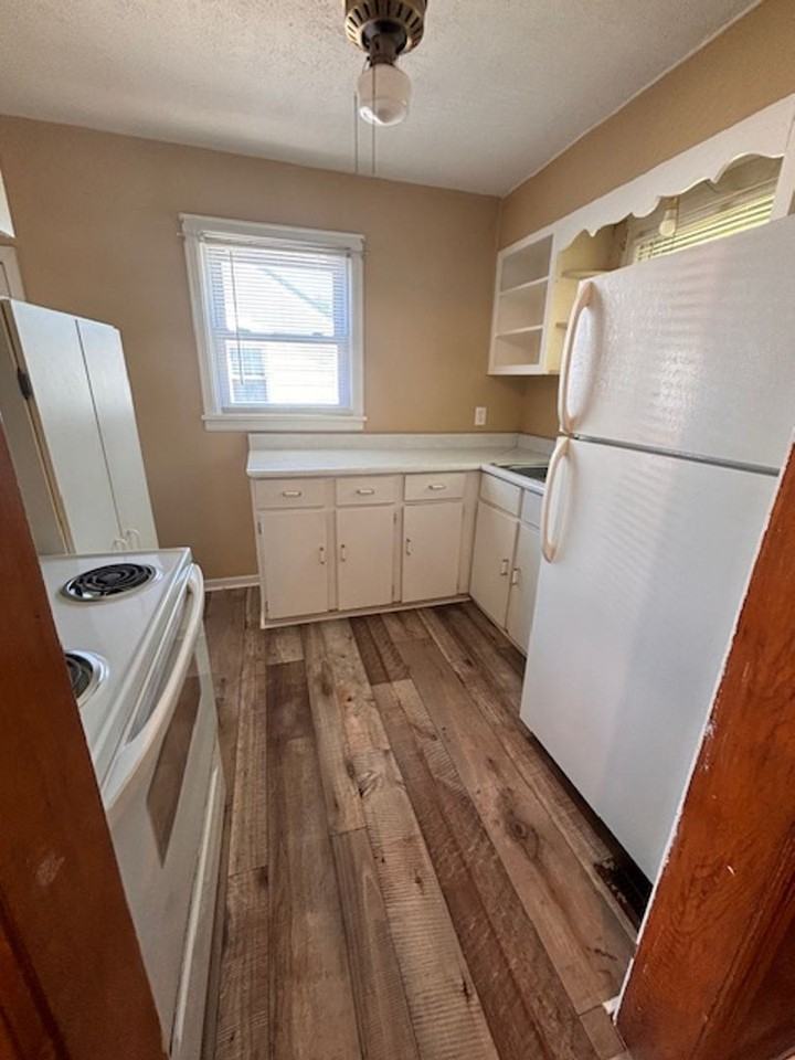 213 Sycamore St - Photo 3 of 7