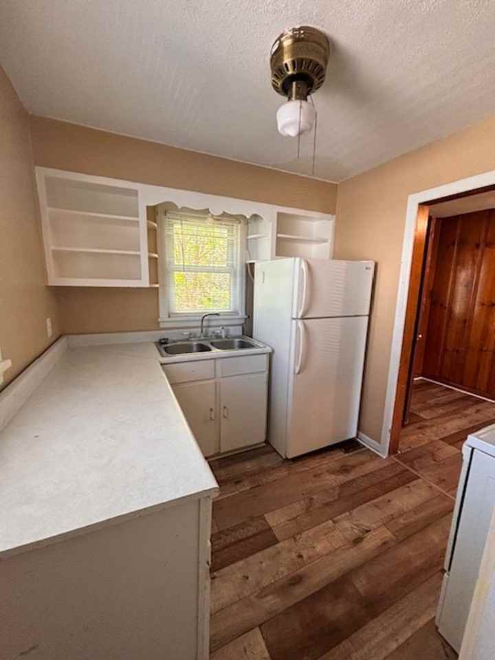 213 Sycamore St - Photo 4 of 7