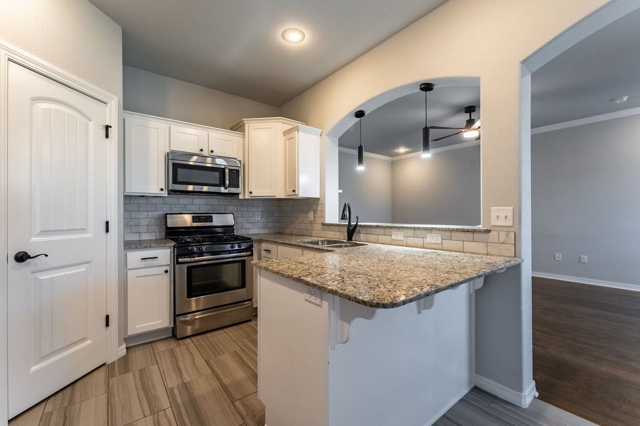 200 Genoa Way - Photo 5 of 21