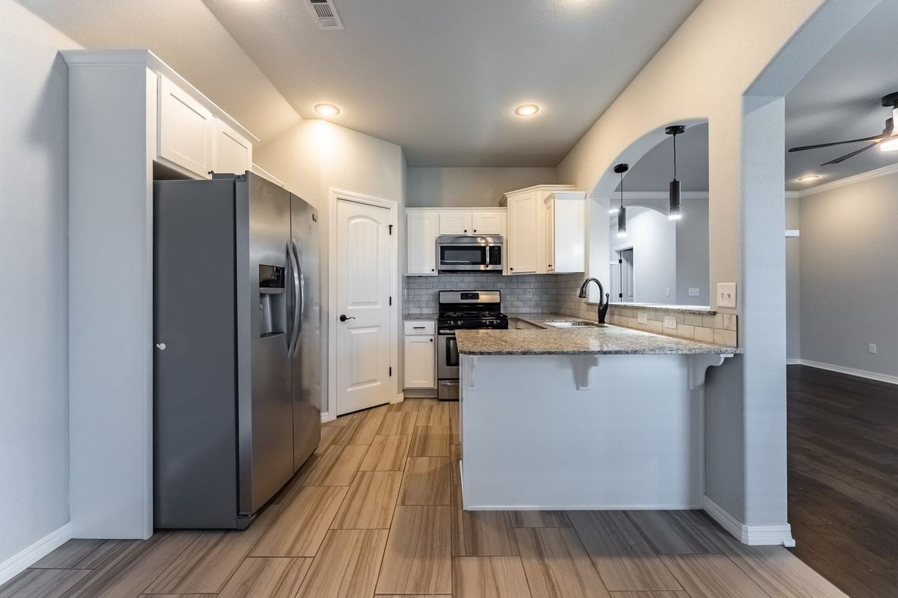 200 Genoa Way - Photo 6 of 21