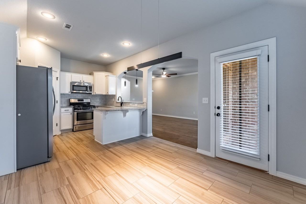 200 Genoa Way - Photo 7 of 21
