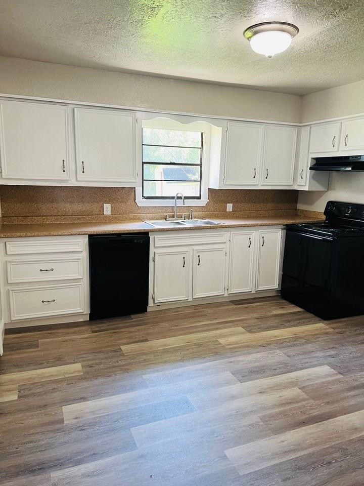655 Carol St - Photo 3 of 9