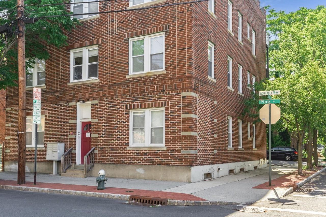 The Regis on Pine Street - Photo 3 of 28