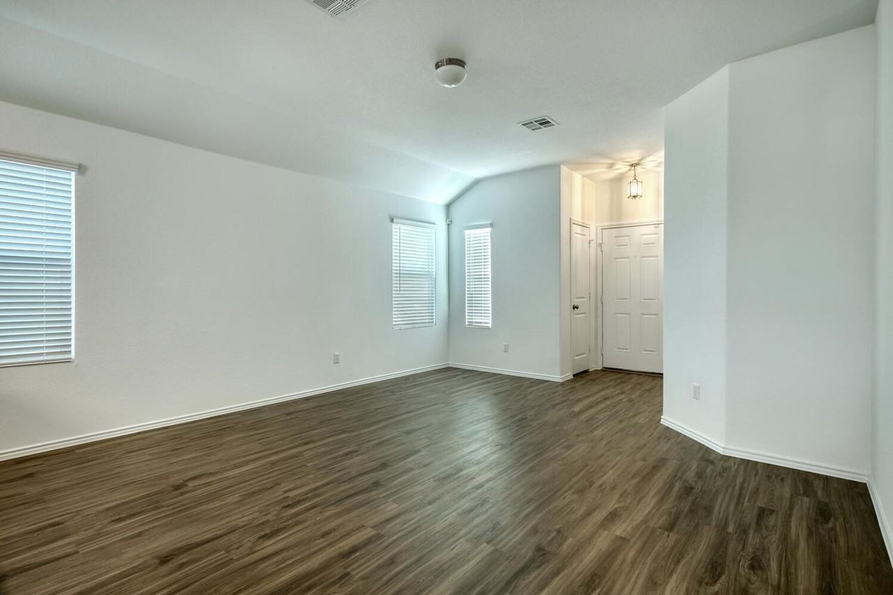 241 Majestic Cedar Dr - Photo 2 of 26