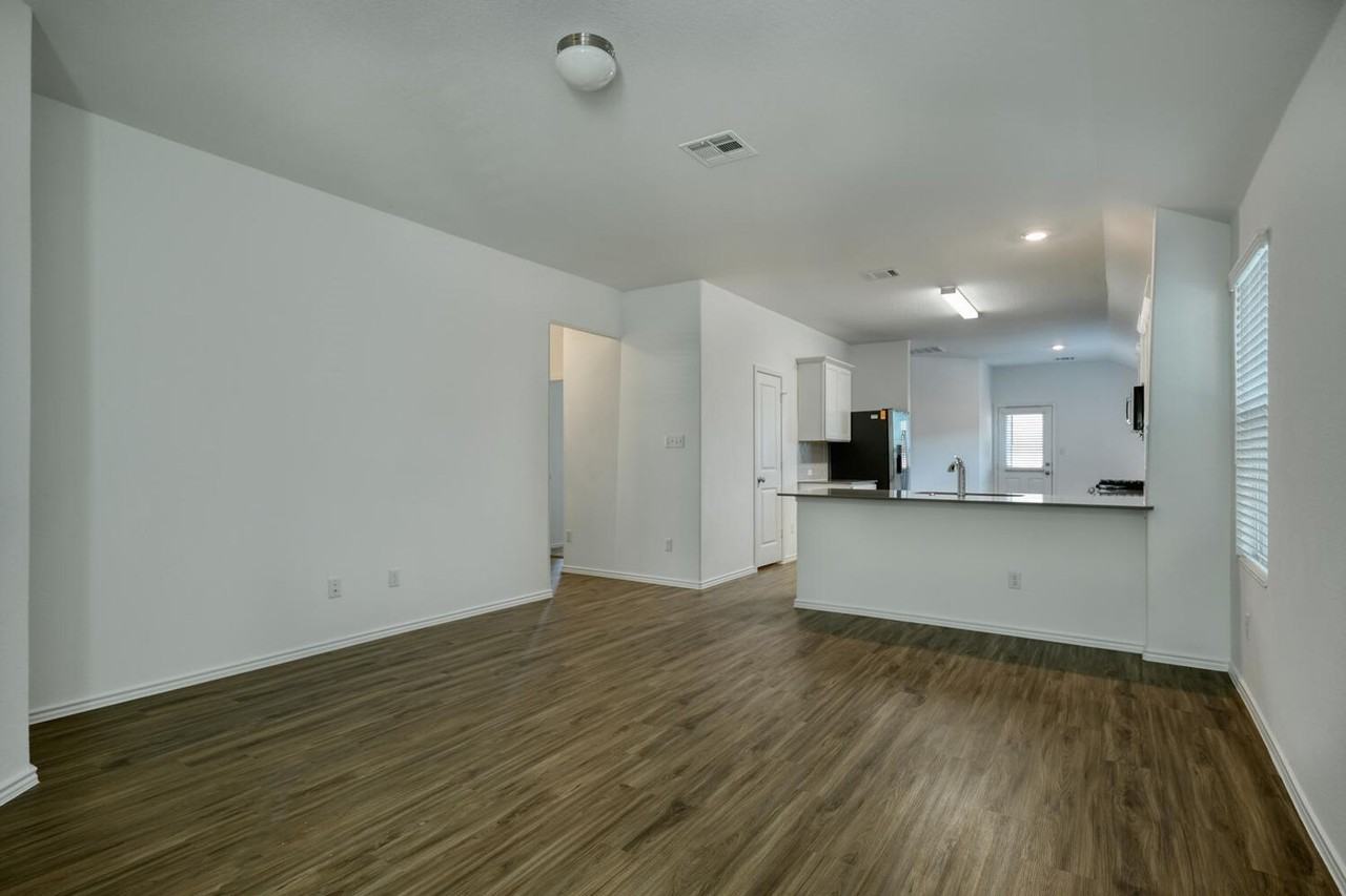 241 Majestic Cedar Dr - Photo 3 of 26