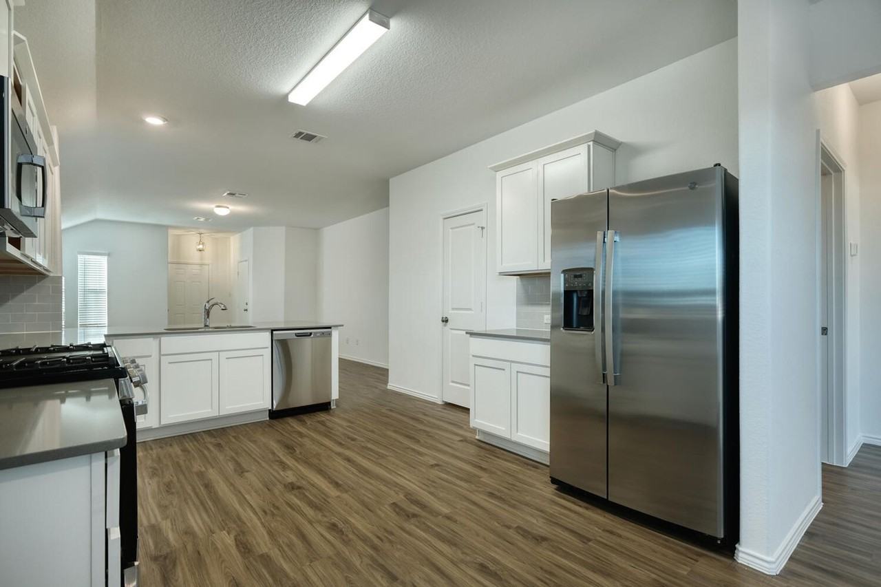 241 Majestic Cedar Dr - Photo 5 of 26