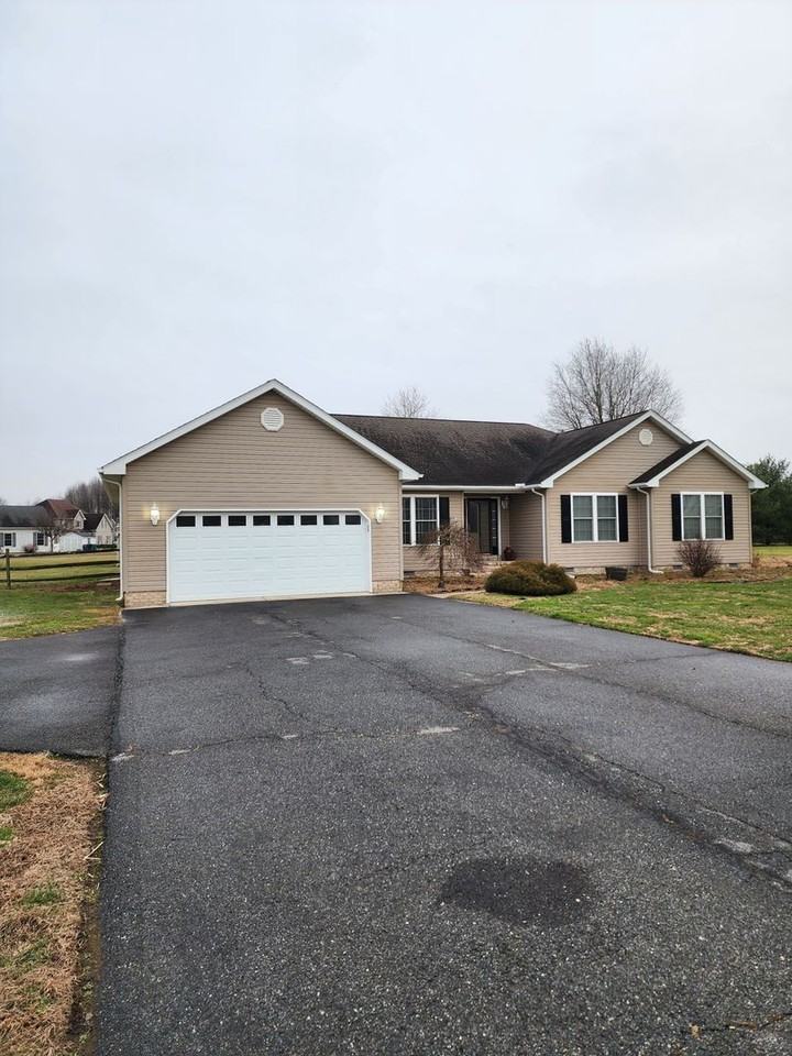 1656 Nault Rd - Photo 3 of 27