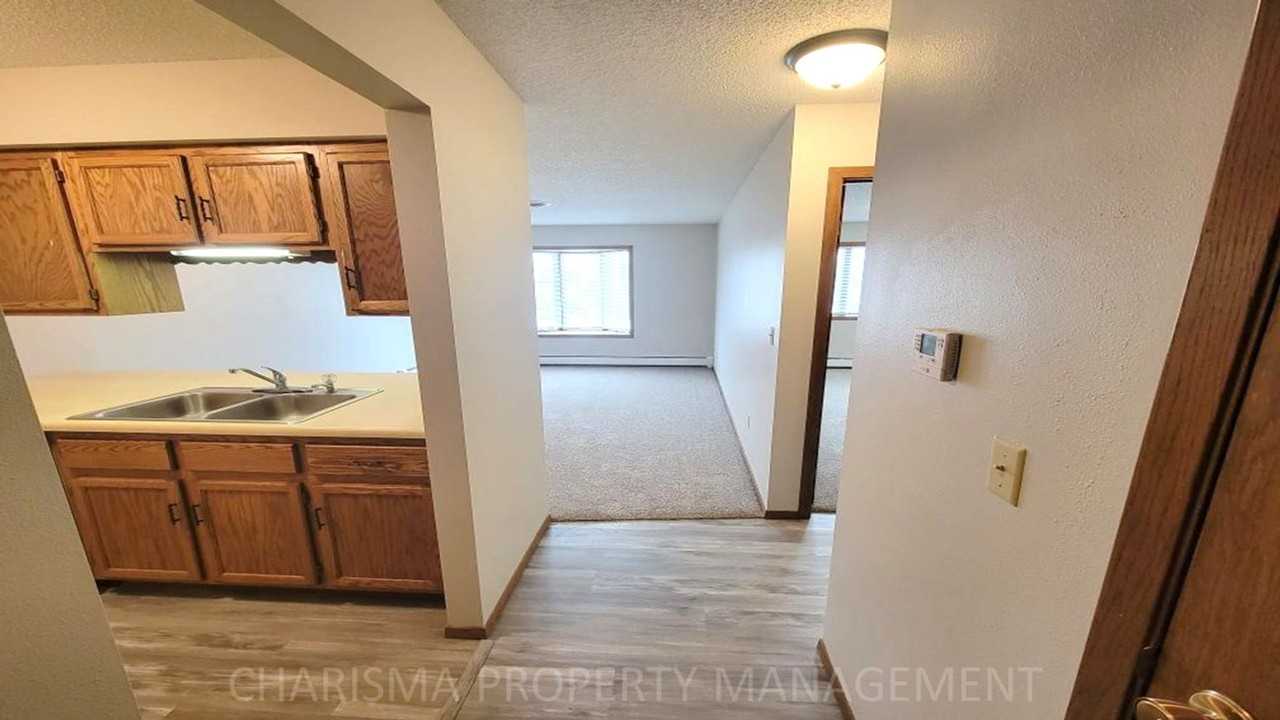 809 W 10th St - Photo 4 of 21
