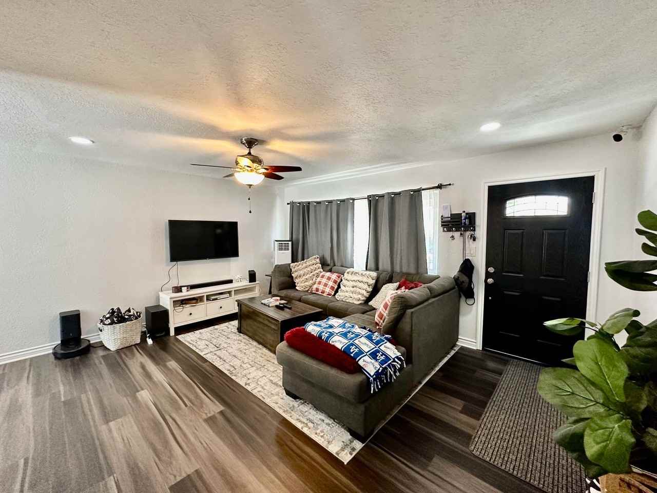 2843 Emerald Dr - Photo 3 of 7
