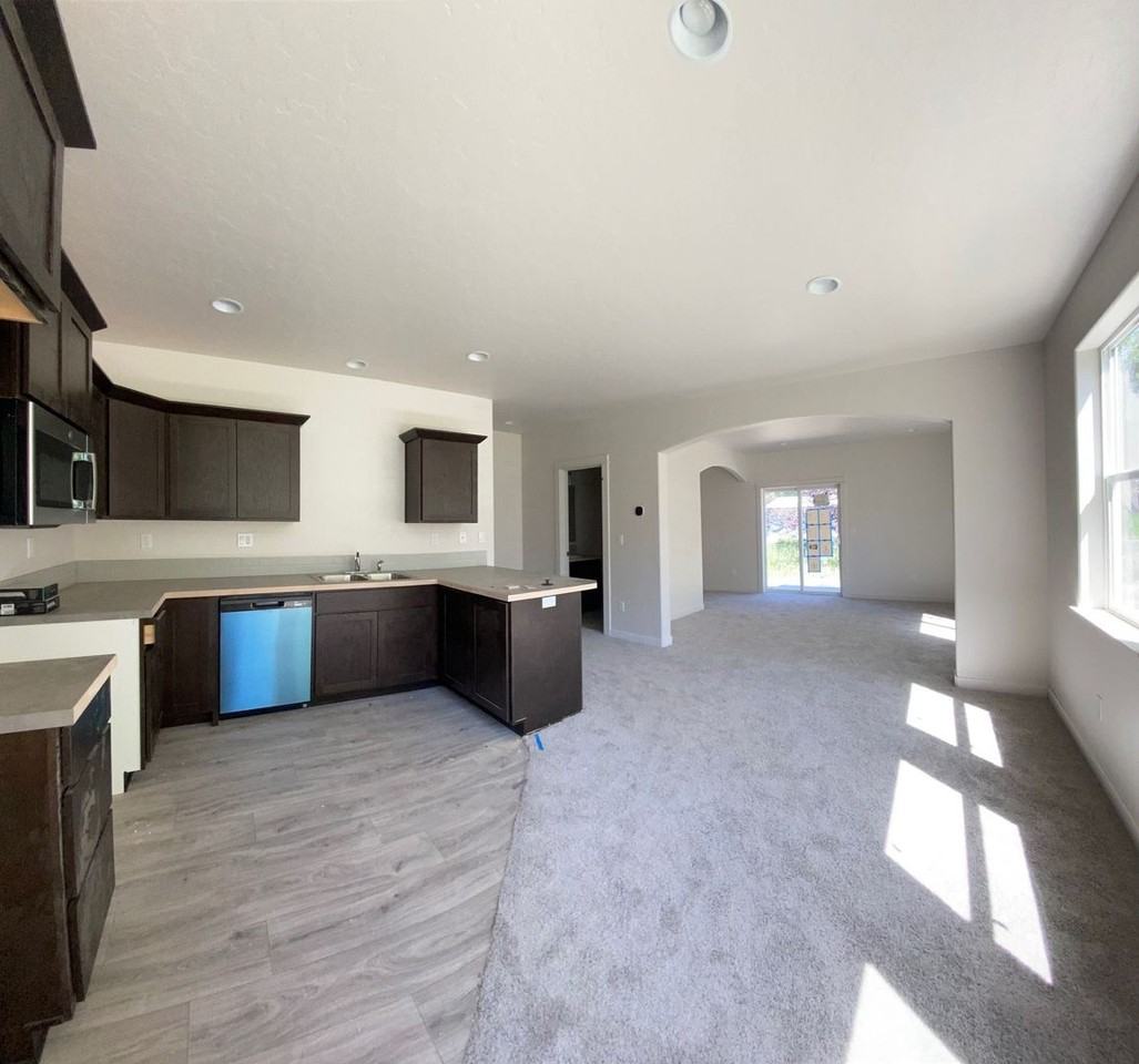220 W Maple St - Photo 2 of 13
