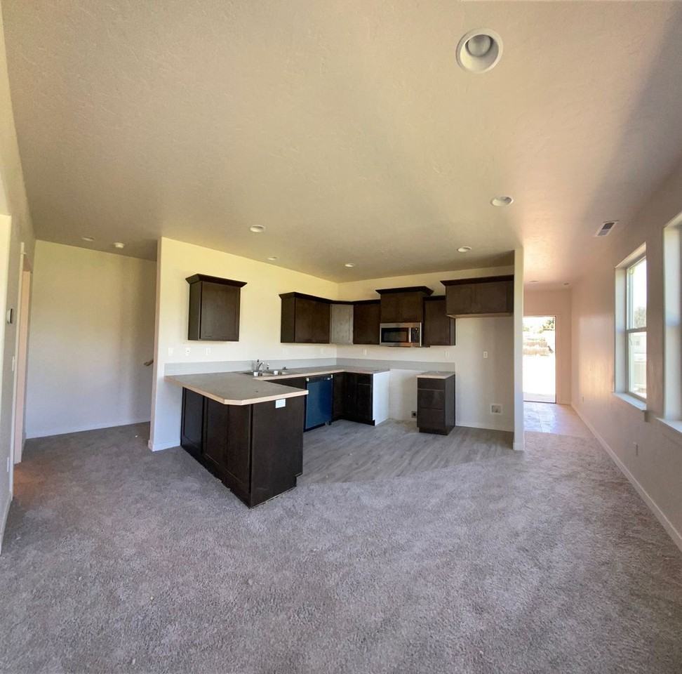 220 W Maple St - Photo 3 of 13