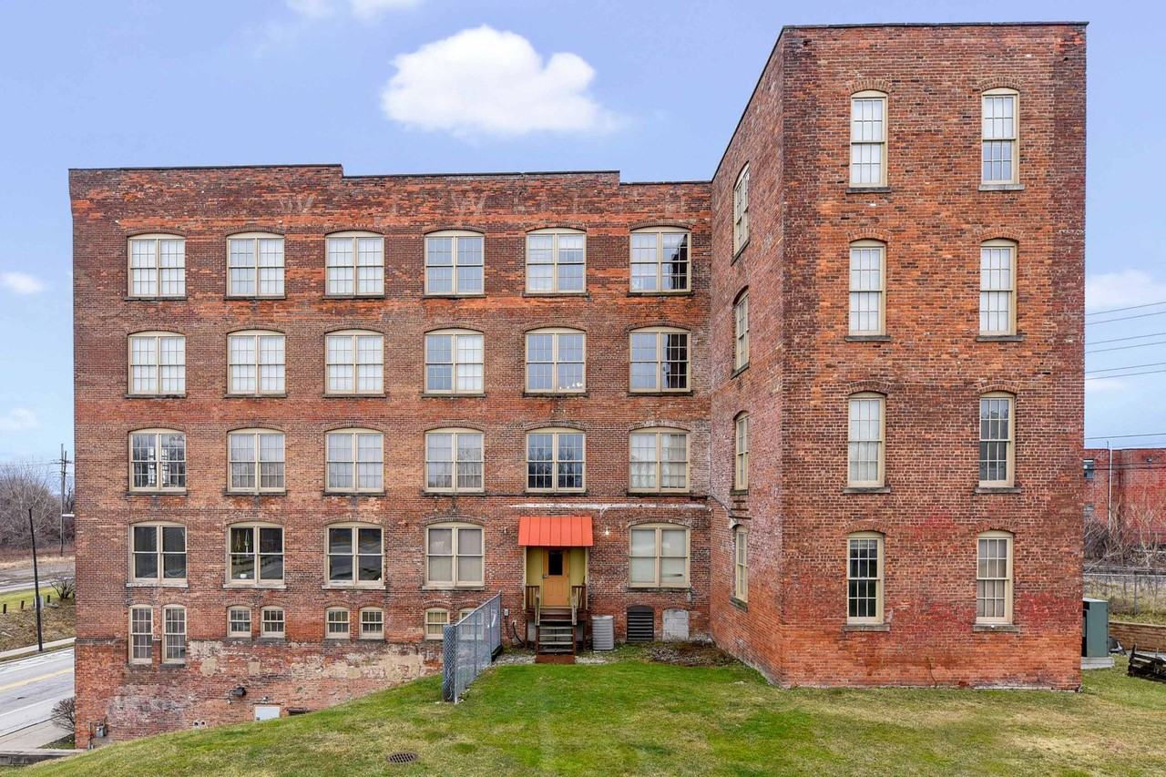 Beautiful 1 & 2 Bedroom Apartments & TH available near LAKEWOOD! ONE MONTH FREE RENT if you apply before FEB 15 - Photo 3 of 3