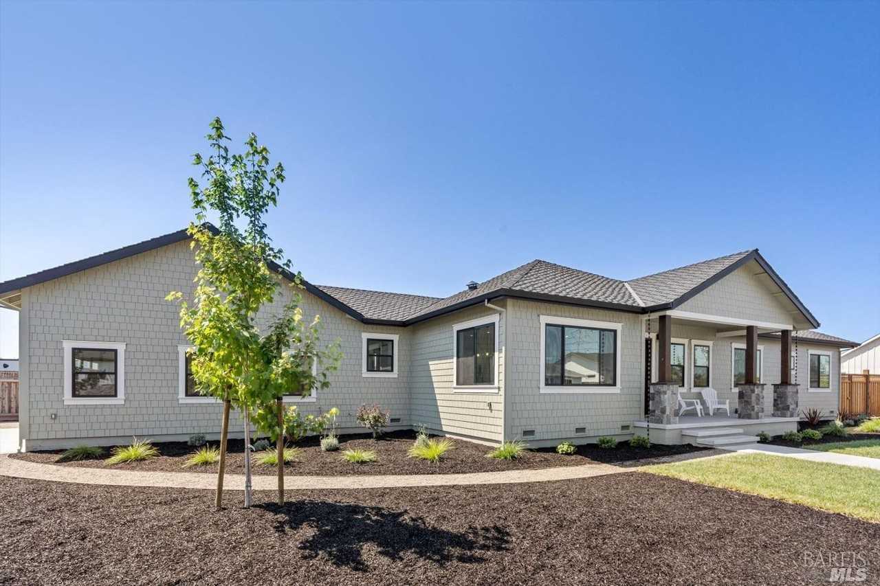 4563 Brighton Dr - Photo 3 of 17