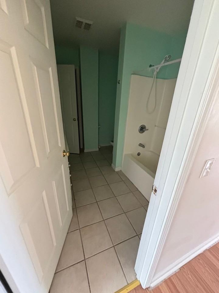 718 Connor St - Photo 3 of 14