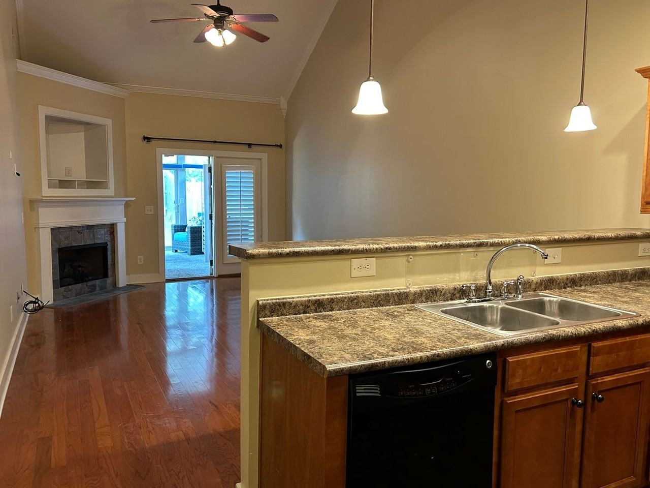 122 Singapore Cir - Photo 2 of 11