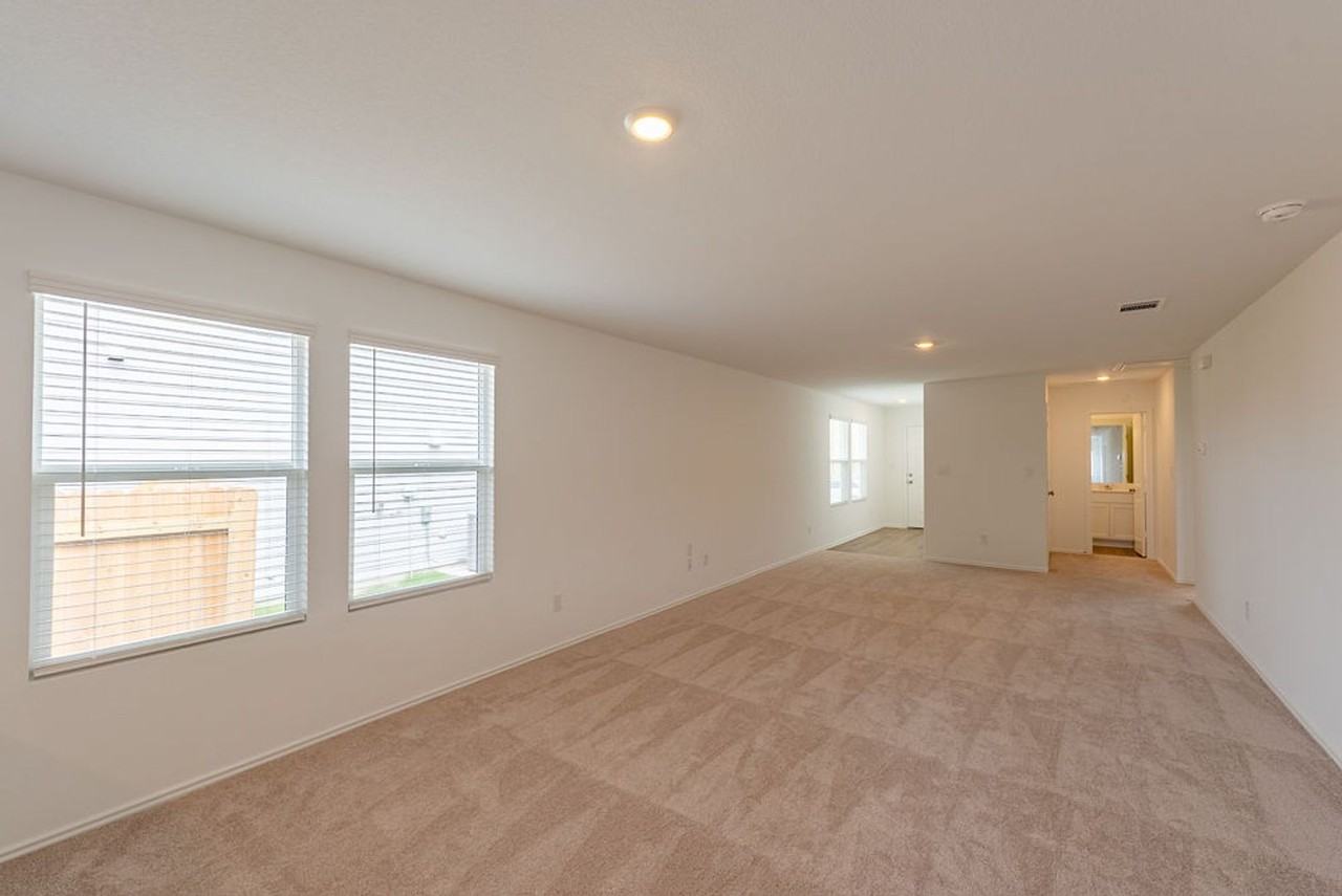 126 Avre Loop - Photo 5 of 20