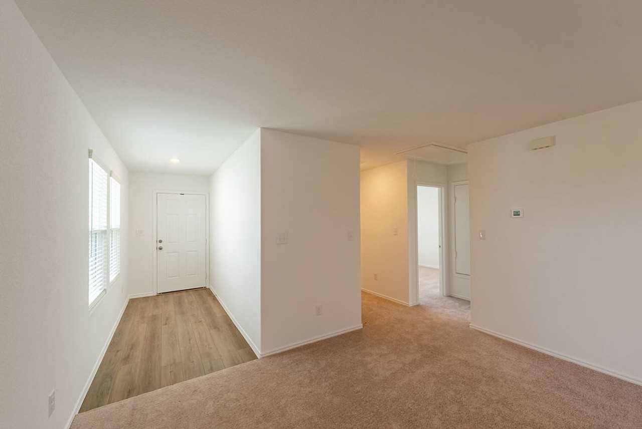 126 Avre Loop - Photo 6 of 20