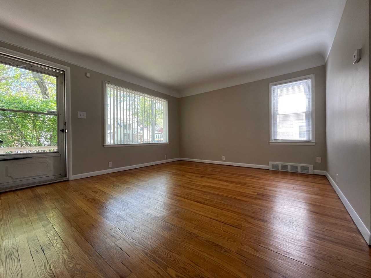 18299 Garfield - Photo 2 of 13