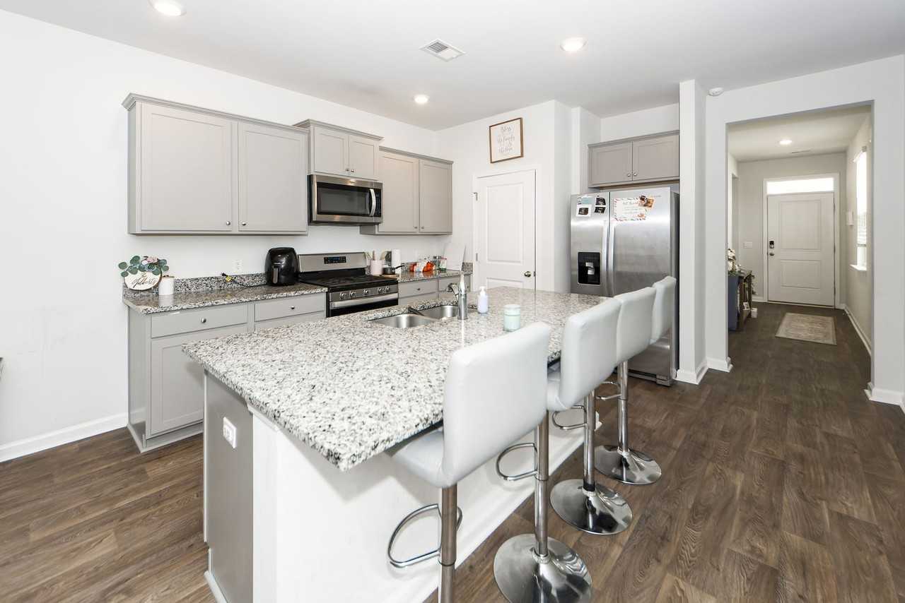 493 Cedarview Rd - Photo 4 of 34