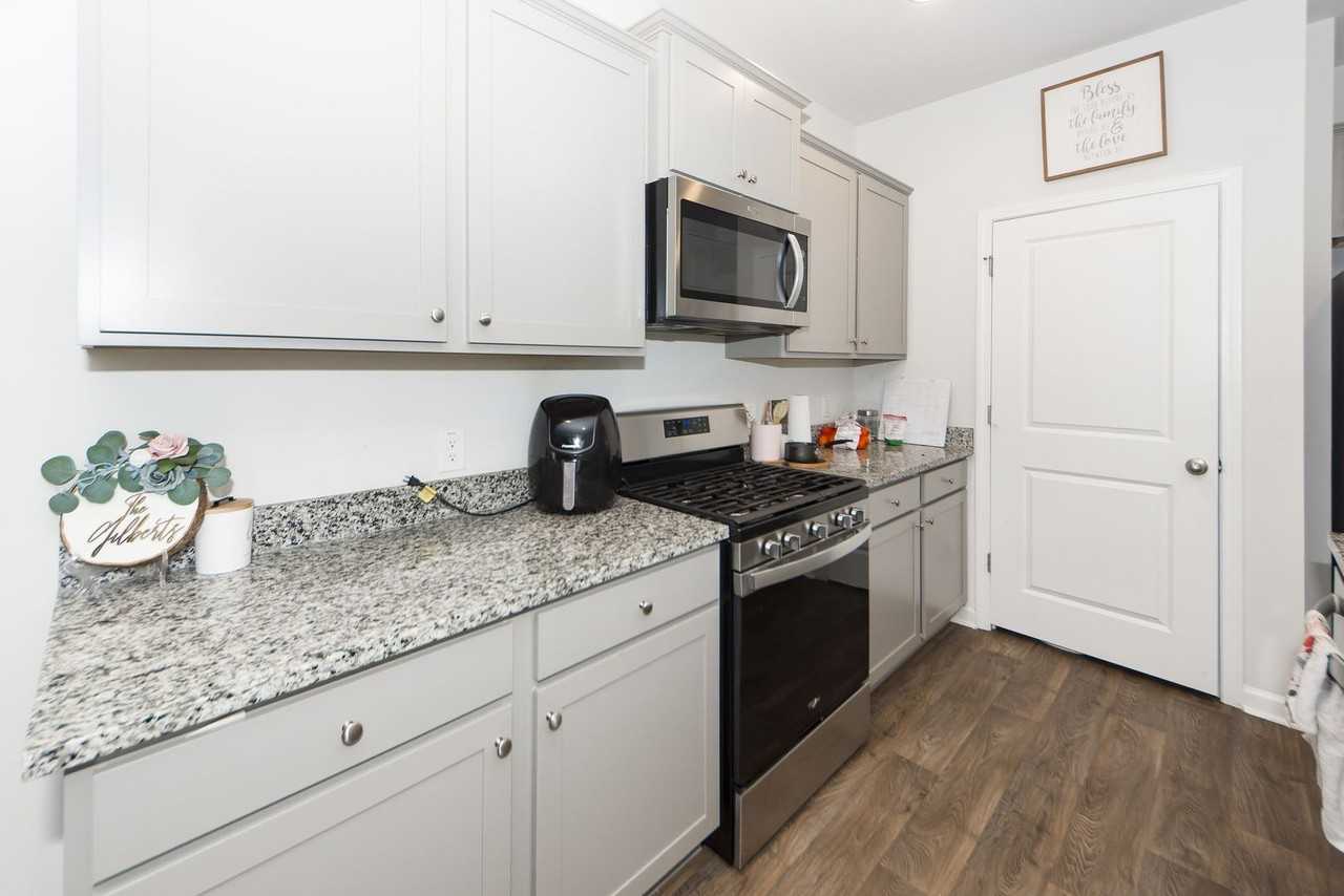 493 Cedarview Rd - Photo 5 of 34