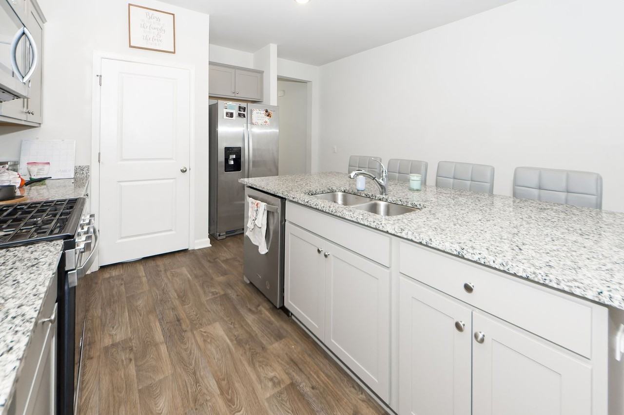 493 Cedarview Rd - Photo 6 of 34