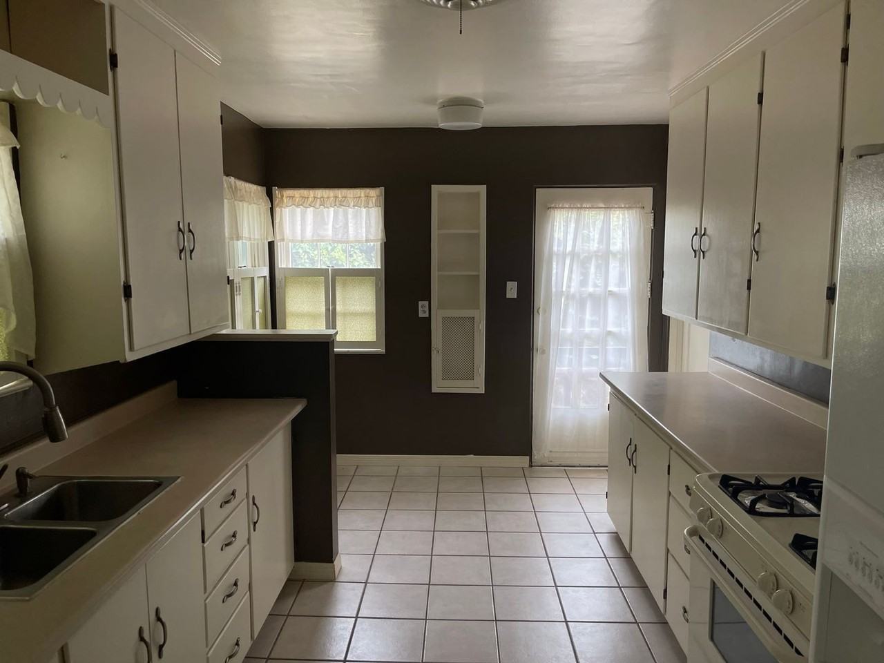 1013 N Alameda St - Photo 2 of 10