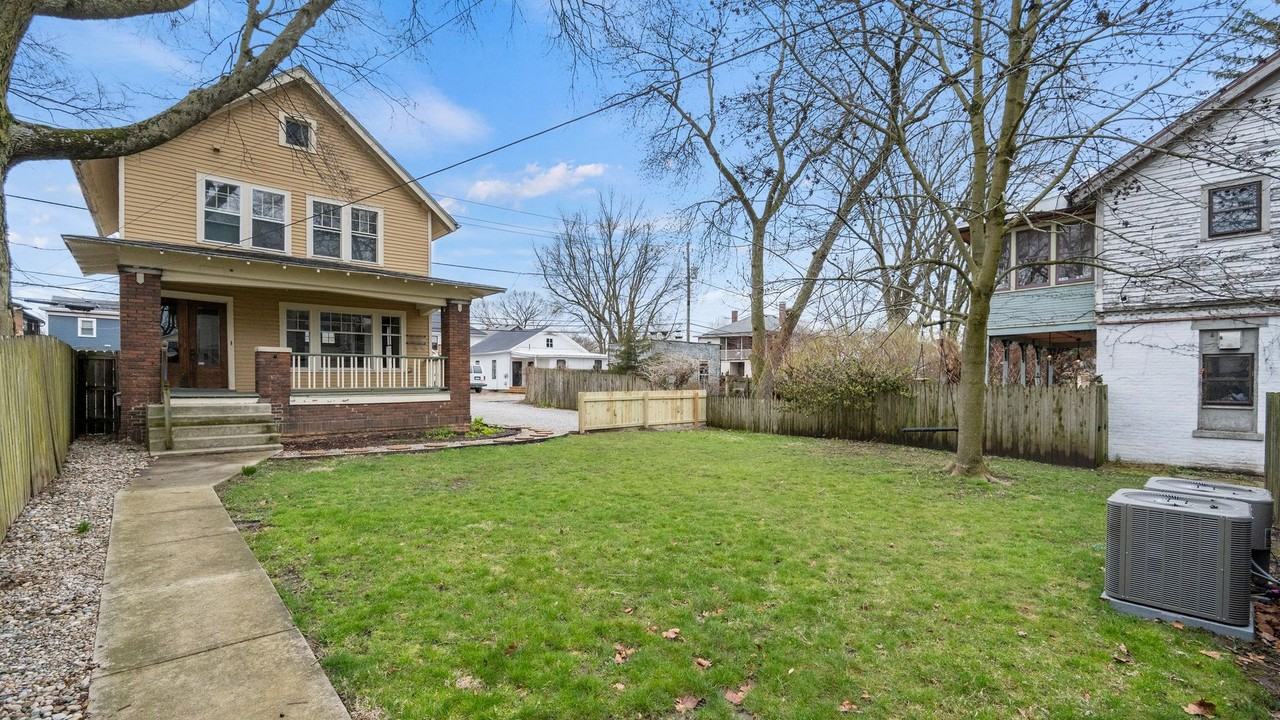 1213 W Jefferson Blvd - Photo 2 of 48