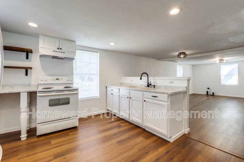 908 Hamilton St - Photo 3 of 12