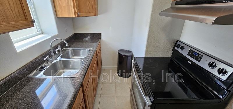 927 Little Bay Ave #B - Photo 4 of 10