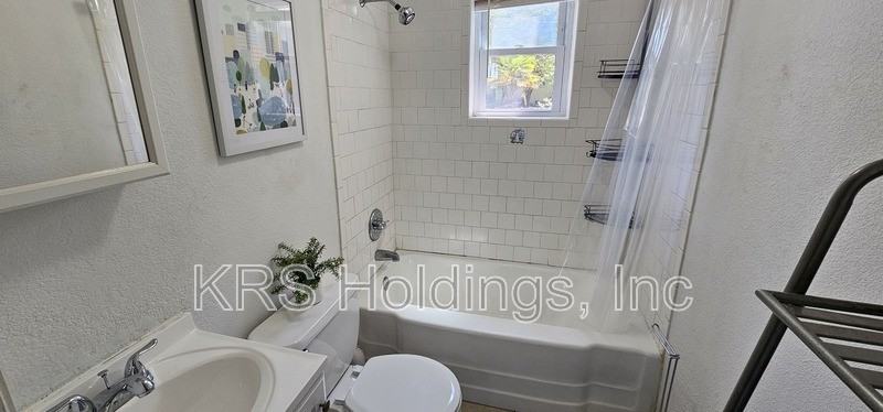 927 Little Bay Ave #B - Photo 7 of 10