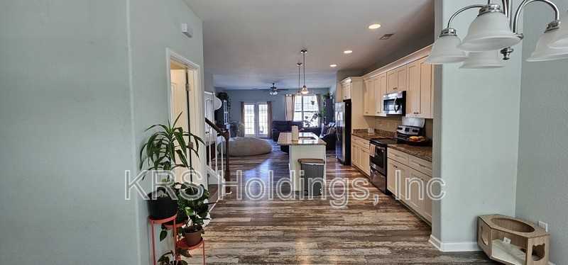 818 Celia Ct - Photo 5 of 28