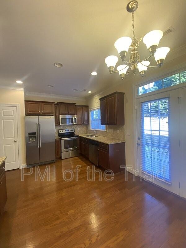 1078 Richmond Park Dr - Photo 6 of 15