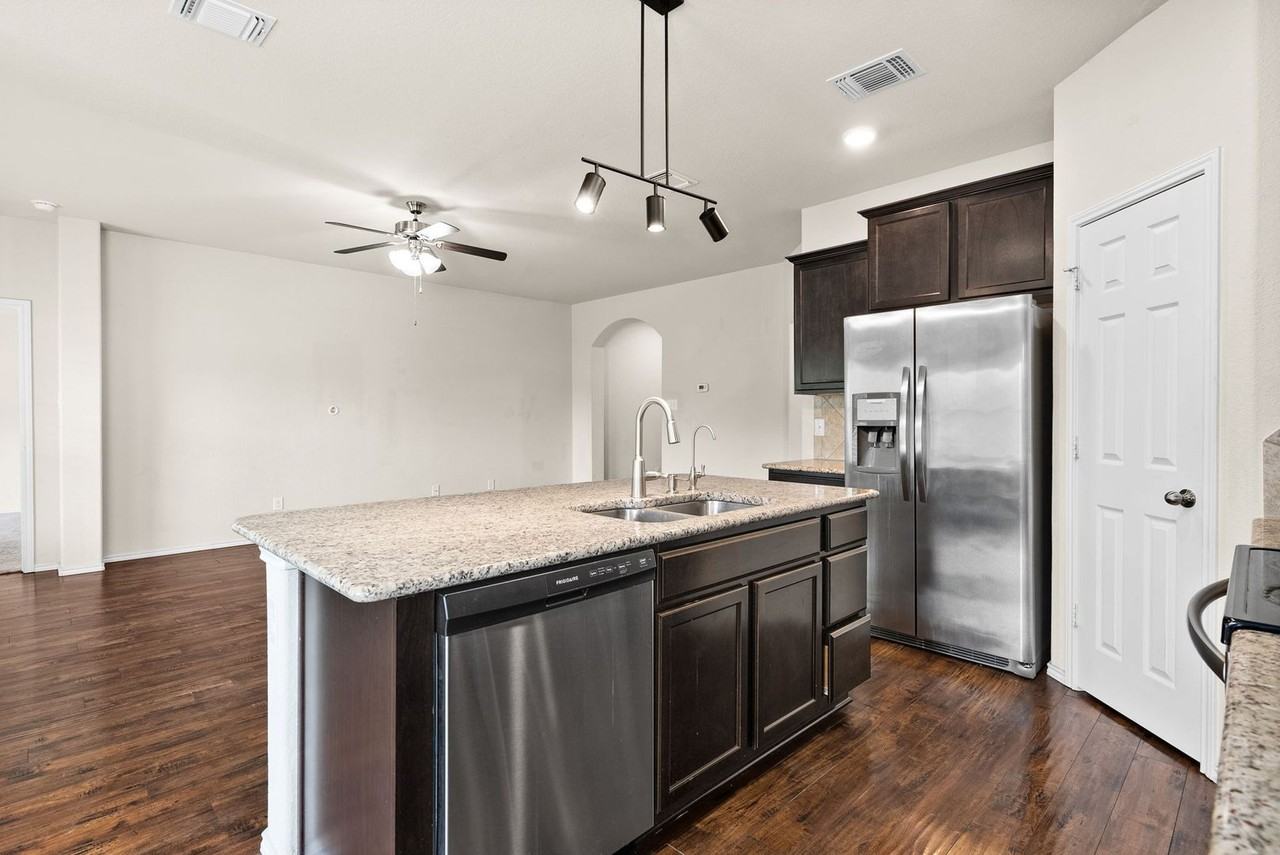 810 Hobby Rd - Photo 2 of 15