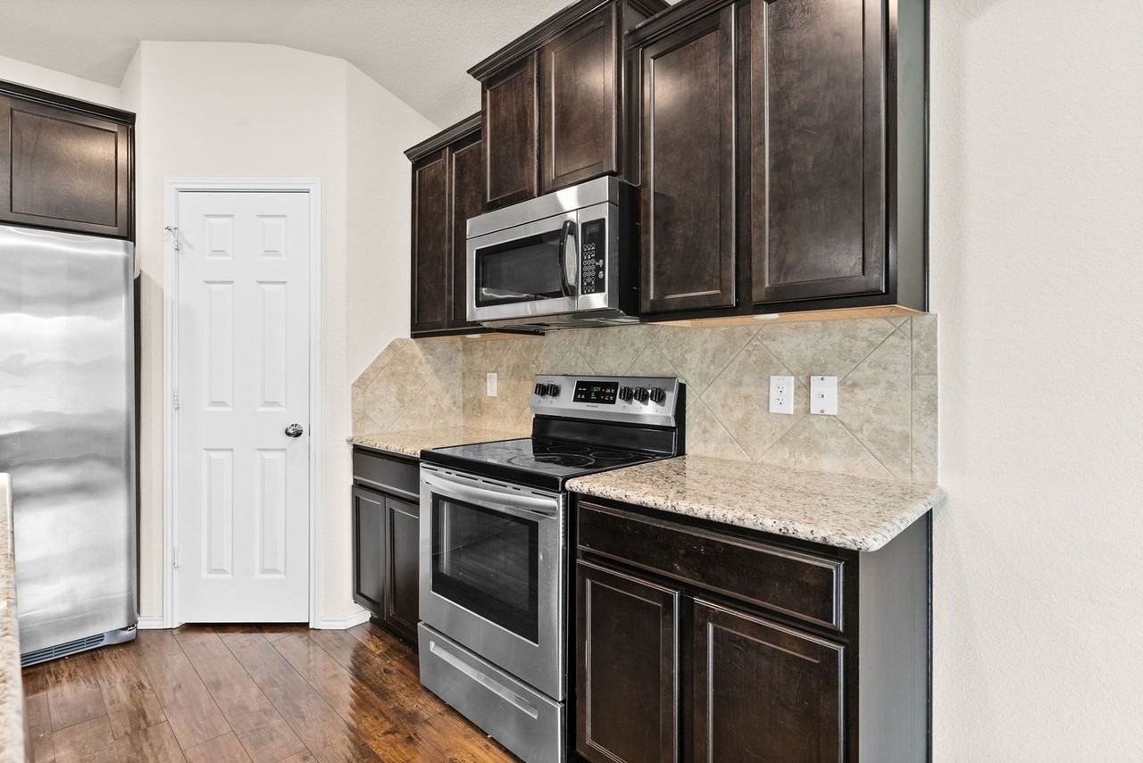 810 Hobby Rd - Photo 3 of 15