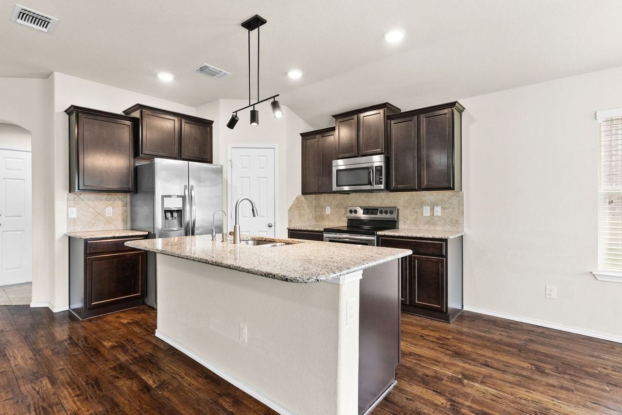 810 Hobby Rd - Photo 4 of 15