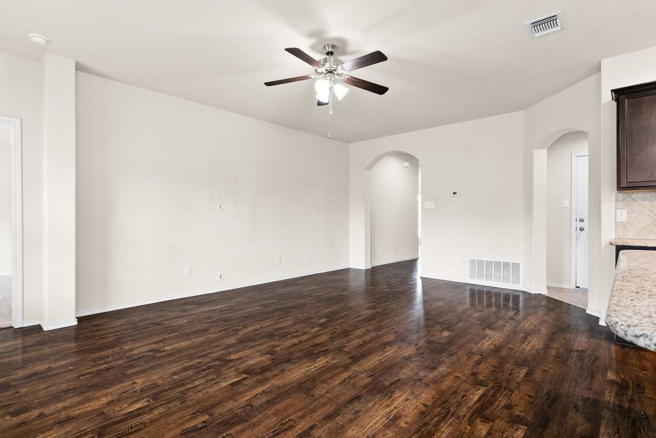 810 Hobby Rd - Photo 7 of 15