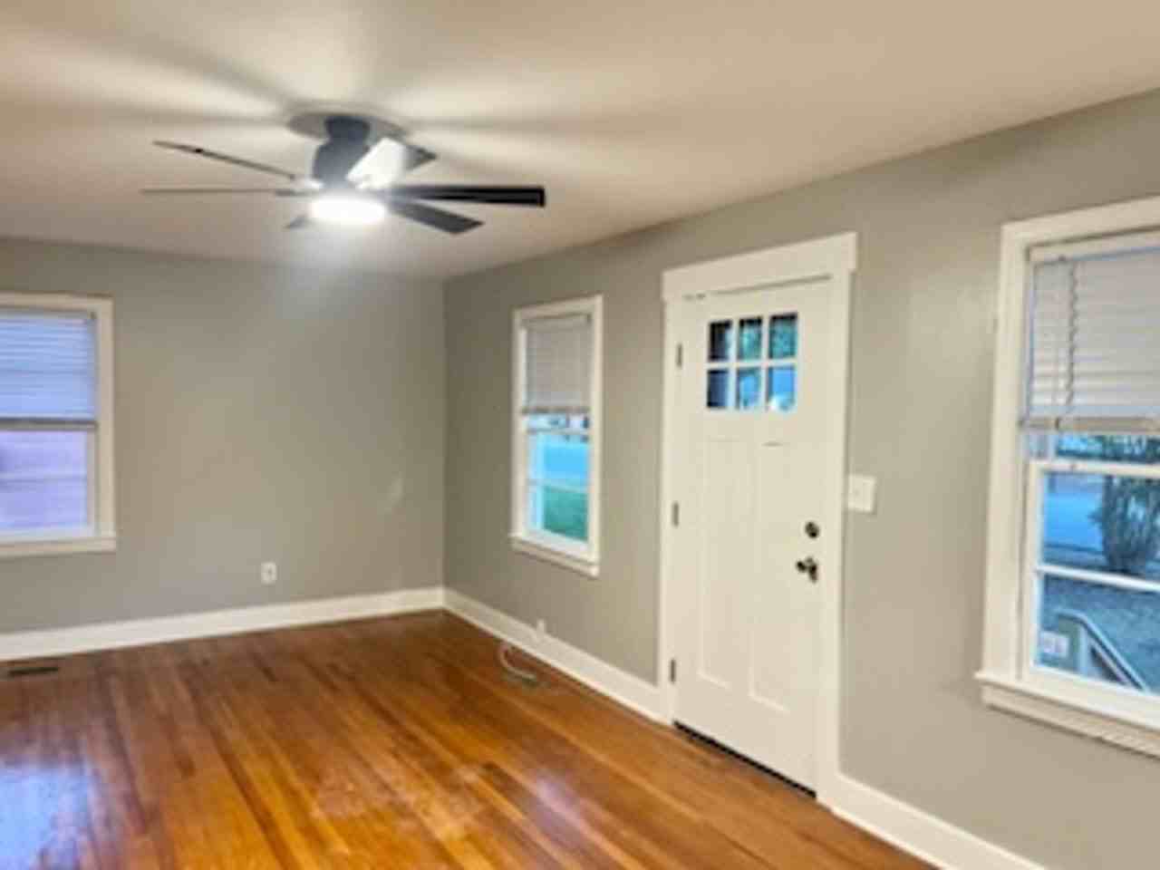 205 Clyde Ave N - Photo 4 of 13