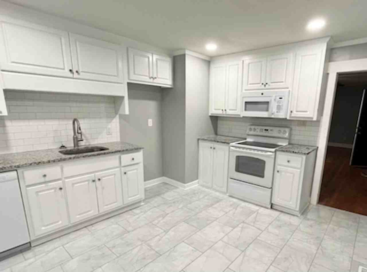 205 Clyde Ave N - Photo 5 of 13