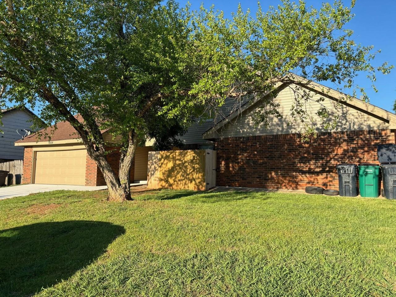 9006 N Rockwell Dr - Photo 2 of 39