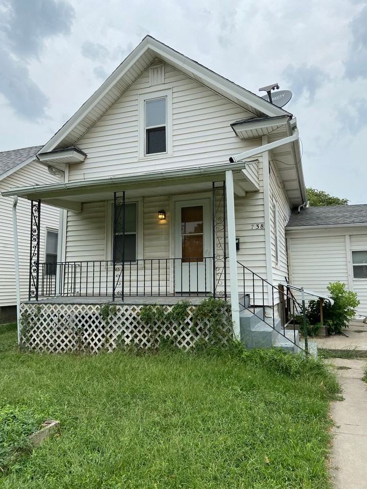 738-740 Y St - Photo 2 of 14